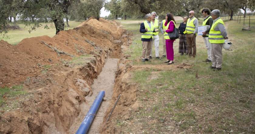 Visita del presidente de la Diputación a las obras de abastecimiento de aguas en las aldeas de Fuente Obejuna