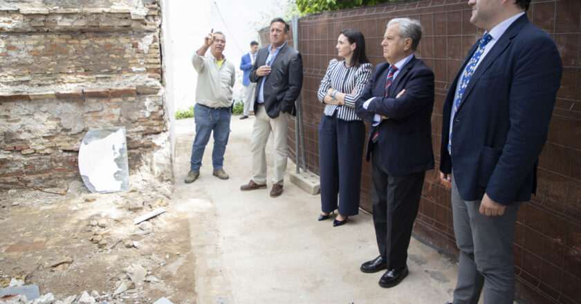 Visita del presidente de la Diputación a las obras de recuperación del cementerio de Priego de Córdoba tras las lluvias