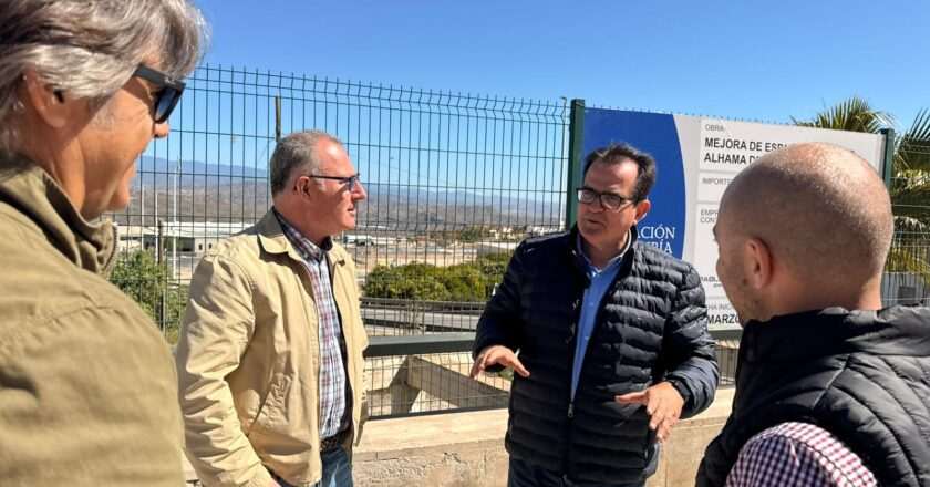 Visita de autoridades a las obras de mejora en espacios públicos de Alhama de Almería