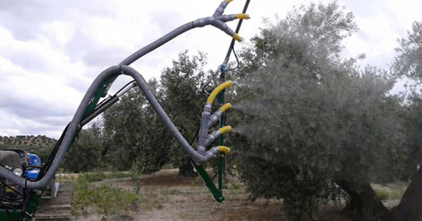 Universidad de Jaén desarrolla un pulverizador inteligente que disminuye hasta un 70% la pérdida de fitosanitarios en el olivar