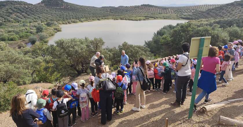 Escolares de Casariche conmemoran el Día Mundial de las Aves Migratorias en la Laguna Amarga de Lucena