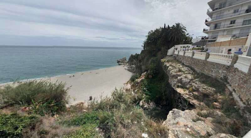 Rescate de un hombre tras caer por un mirador en Nerja