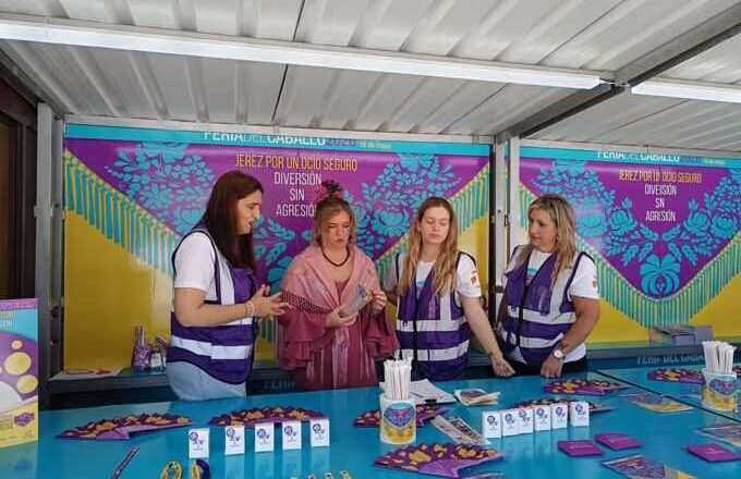 El Punto Violeta de la Feria de Jerez brinda apoyo a 1.300 personas en sus primeros cuatro días
