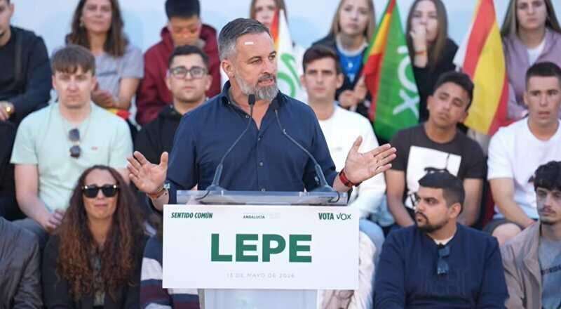 Abascal sugiere a Moreno que reflexione sobre su verdadera vocación entre presentarse a las elecciones o a Eurovisión
