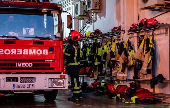 Reapertura de la carretera de La Ribera después del incendio en un picadero con al menos dos animales fallecidos