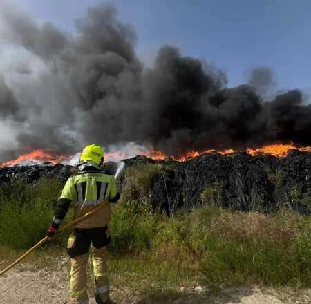 Incendio en la planta de reciclaje de Almonte controlado tras su inicio en abril