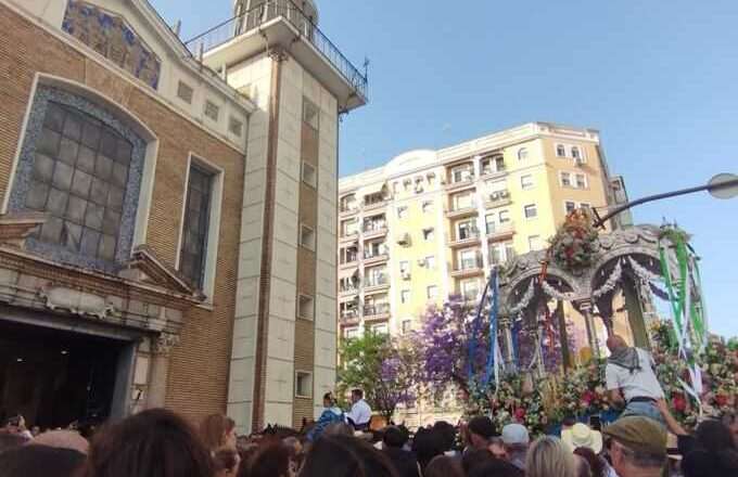 La Hermandad de Huelva inicia su camino a El Rocío con el apoyo de miles de onubenses
