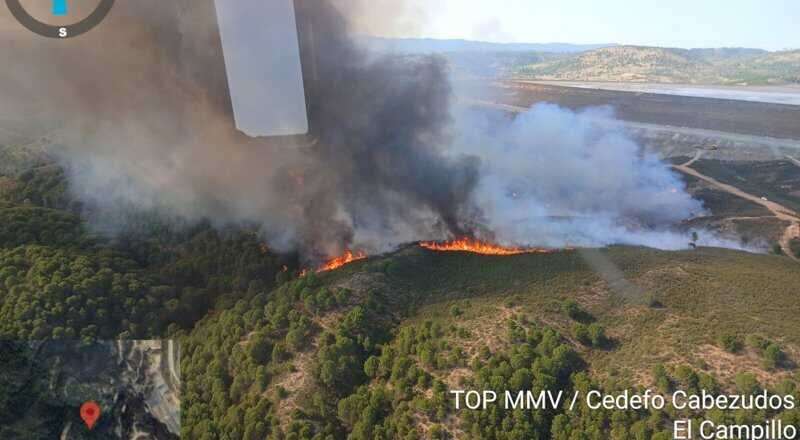 Regreso a casa de los vecinos desalojados por el incendio de Canillas tras estabilizarse el fuego