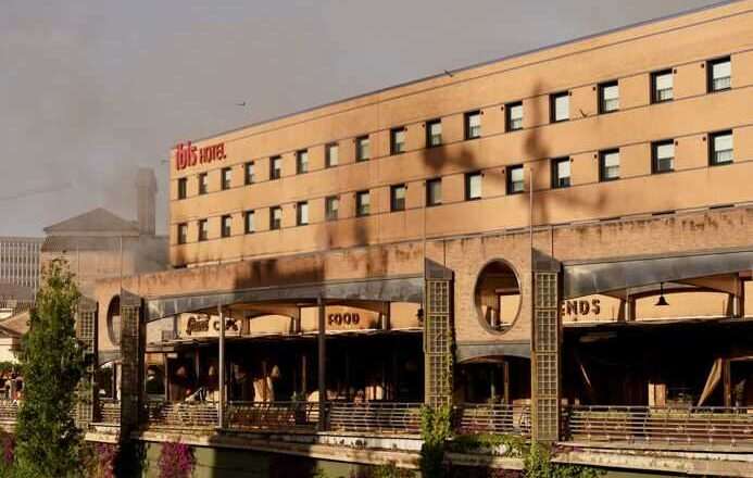 Refuerzan el operativo de combate al incendio en el hotel con hasta 15 unidades para extinguir las llamas