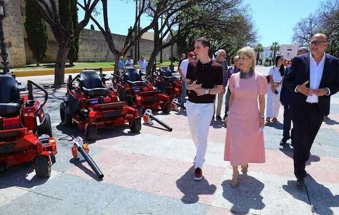 Alcaldesa presenta nueva maquinaria para el cuidado de zonas verdes y anuncia aumento de personal