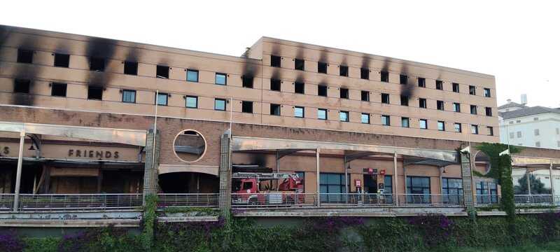 Valuación del edificio del hotel dañado por el incendio en la capital