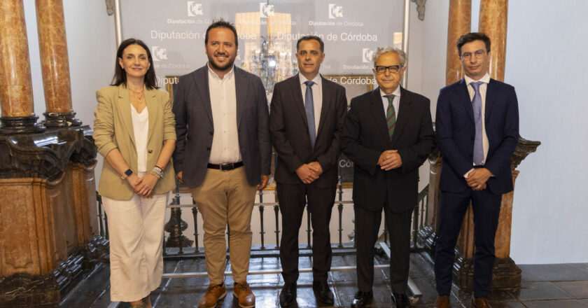 El presidente de la Diputación se reúne con una delegación de Córdoba-Argentina para fortalecer lazos y fomentar el intercambio de conocimientos