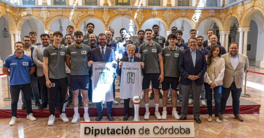 La Diputación de Córdoba festeja el ascenso a Primera FEB junto al Coto Basket