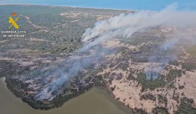 Retiro de medios aéreos en el incendio de Almonte mientras 125 efectivos continúan en la labor de extinción