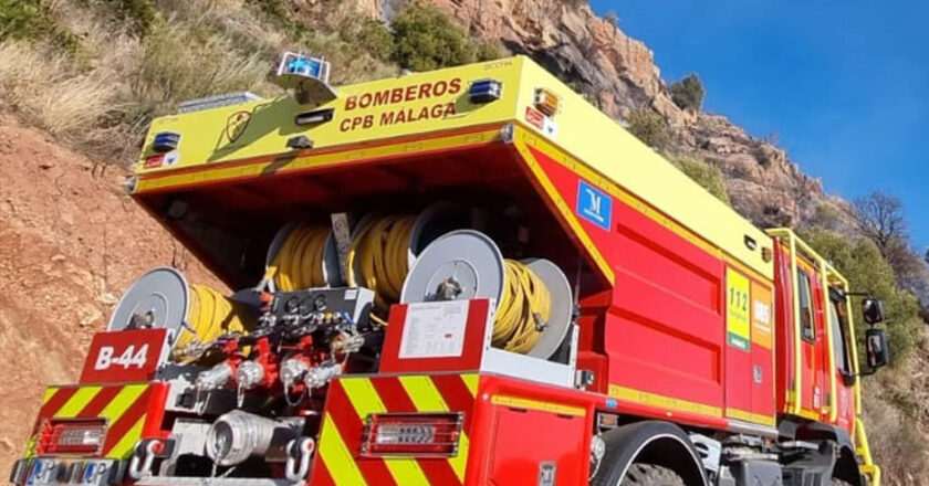Incendio de vehículo lleva al desalojo preventivo de cinco bloques en Manilva