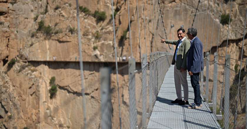 Moreno inaugura el puente colgante del Caminito del Rey como modelo de turismo responsable y sostenible