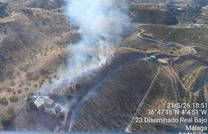 Incendio forestal en Vélez-Málaga estabilizado con la intervención de un helicóptero