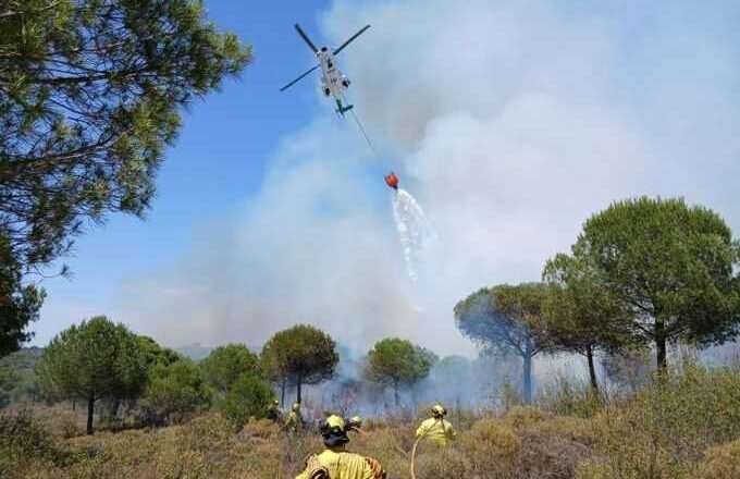 Incendio cerca de un camping en Lepe lleva a la evacuación preventiva de 115 menores