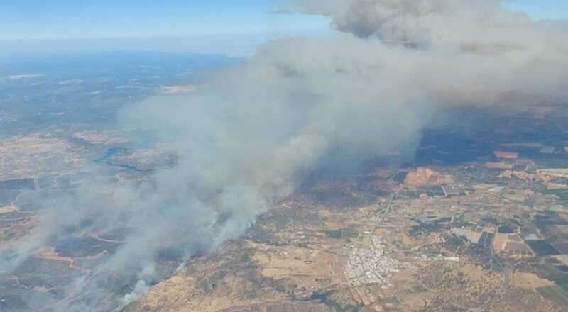 Desalojo de vecinos en Villanueva de los Castillejos debido a un incendio forestal