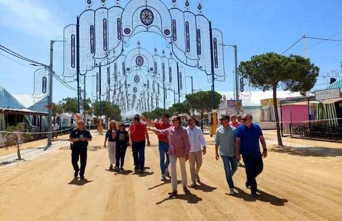 El intenso viento provoca el cierre de las atracciones en la Feria de Chiclana