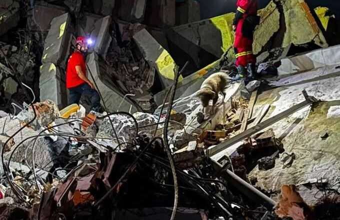 Bomberos en Venezuela intensifican la búsqueda de supervivientes y la asistencia a la población