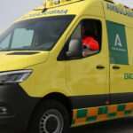 Accidente en Sevilla deja un fallecido tras salirse el coche de la calzada y chocar con una farola