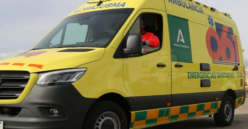 Accidente en Sevilla deja un fallecido tras salirse el coche de la calzada y chocar con una farola