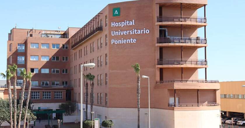 Tres personas trasladadas al hospital por un incendio en una vivienda en Adra