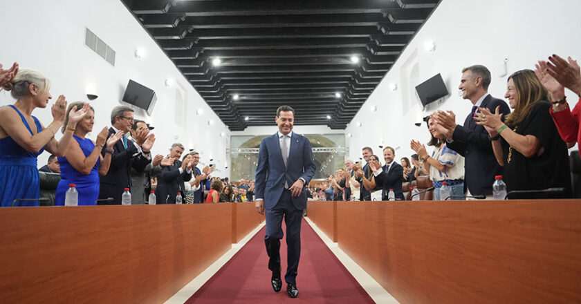 Juanma Moreno asume por tercera vez la presidencia de la Junta y destaca la urgencia de avanzar en Andalucía