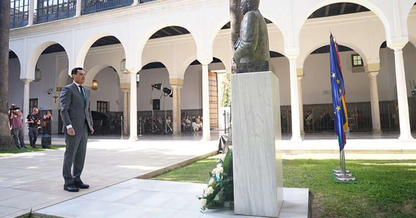 Moreno rinde homenaje a Blas Infante destacando la búsqueda de igualdad, justicia y futuro en Andalucía