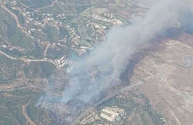Aumentan a 90 los efectivos terrestres y a diez los aéreos en el incendio forestal de Estepona