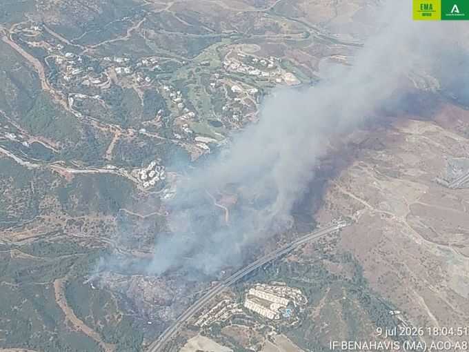 Aumentan a 90 los efectivos terrestres y a diez los aéreos en el incendio forestal de Estepona