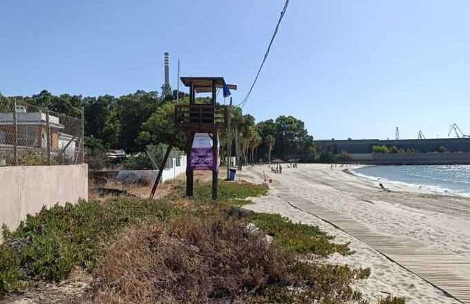 Reapertura al baño del tramo afectado en la playa de Palmones, Los Barrios, tras el vertido de fuel