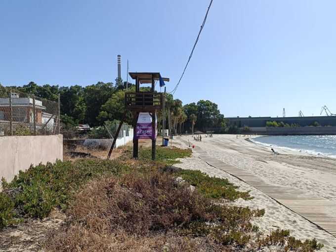 Reapertura al baño del tramo afectado en la playa de Palmones, Los Barrios, tras el vertido de fuel