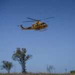 Refuerzan recursos aéreos y terrestres en el incendio forestal de Camino de Tresmal en Moguer