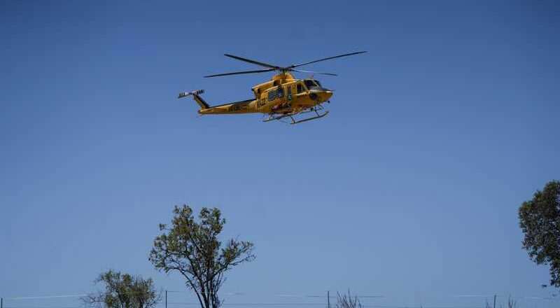 Refuerzan recursos aéreos y terrestres en el incendio forestal de Camino de Tresmal en Moguer