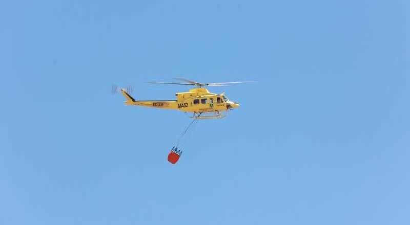 Continúan las labores de control del incendio forestal en el paraje Camino de Tresmal de Moguer