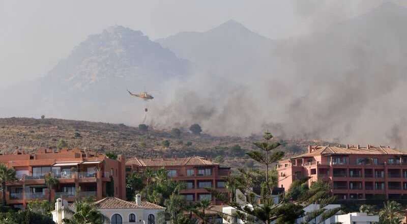 Continúan las labores de extinción del incendio forestal en Benahavís con dos autobombas activas