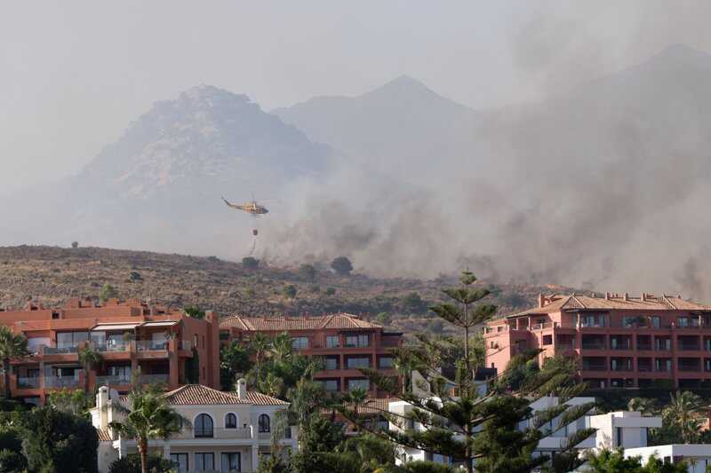 Continúan las labores de extinción del incendio forestal en Benahavís con dos autobombas activas