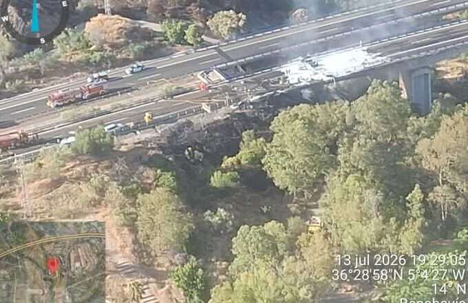 Incendio de camión en la AP-7 en Benahavís extinguido sin afectar la zona forestal