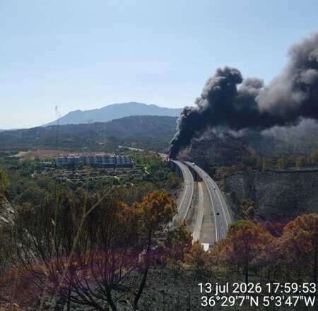 Dos muertos por el impacto y fuego de un camión en la AP-7 en Benahavís que interrumpe el tráfico