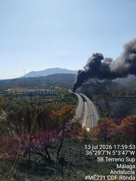 Dos muertos por el impacto y fuego de un camión en la AP-7 en Benahavís que interrumpe el tráfico