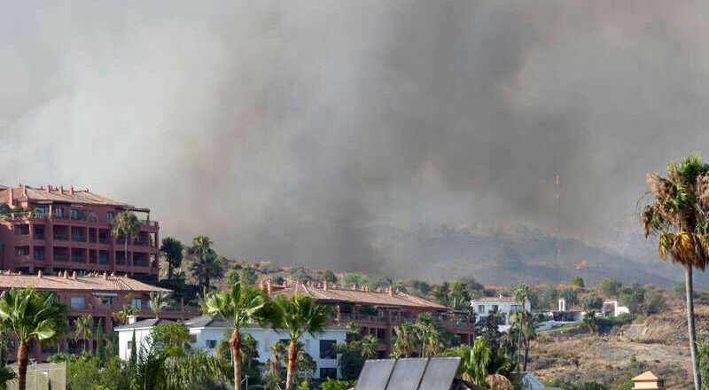 Incendio en Benahavís extinguido tras el desalojo de más de 2.000 vecinos y la declaración de fase de emergencia