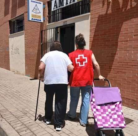 Voluntarios de Cruz Roja apoyan a personas mayores en sus actividades diarias