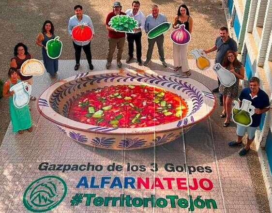 Alfarnatejo celebra la XXIV Fiesta del Gazpacho de los Tres Golpes con aproximadamente 1.200 litros de gazpacho