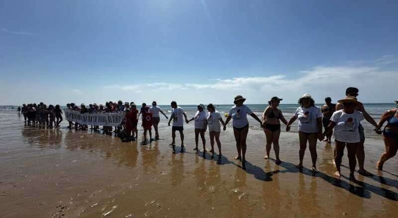 Isla Cristina organiza una cadena humana de más de un centenar de personas en contra de la violencia machista