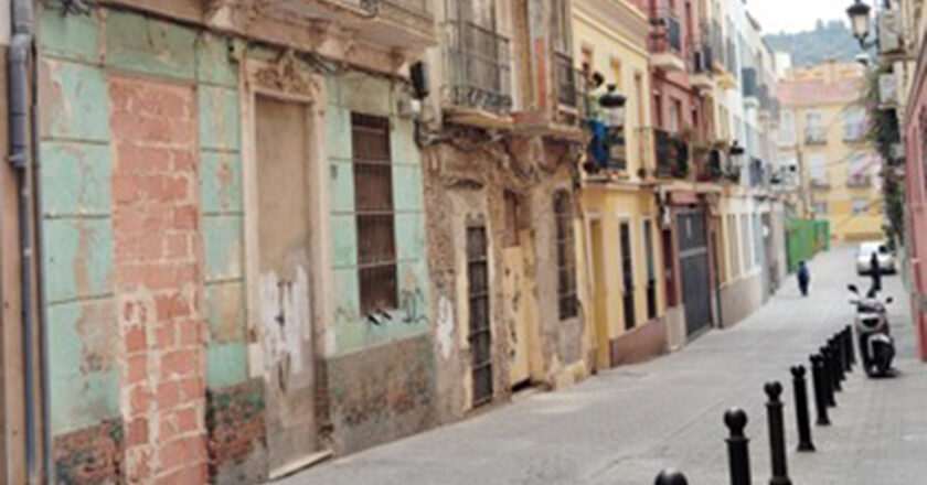 La Junta asigna tres edificios vacíos en el centro de Málaga para convertirlos en viviendas protegidas