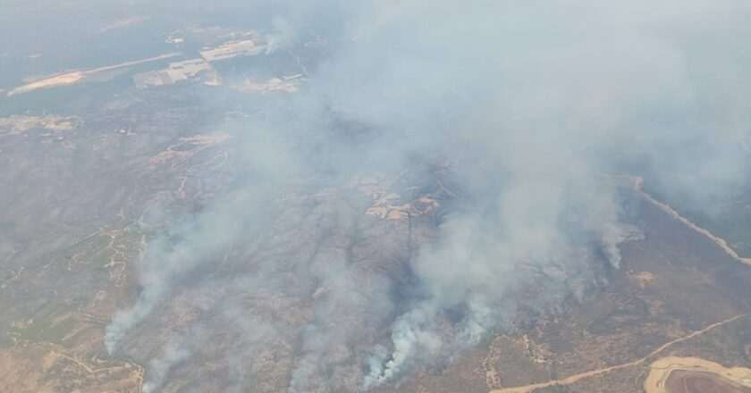Junta emite alerta Es-Alert para desalojar cuatro nuevas áreas afectadas por el incendio en Niebla