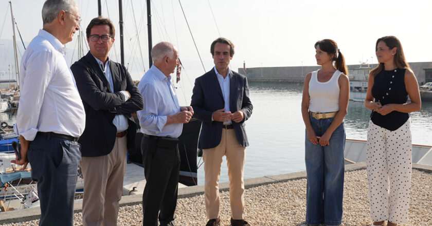 Finaliza la renovación de los pantalanes en el puerto de Roquetas de Mar
