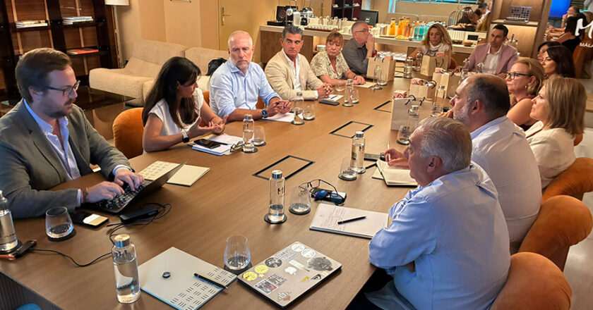 La Junta promueve un nuevo modelo de colaboración con las ocho provincias para potenciar el turismo en Andalucía